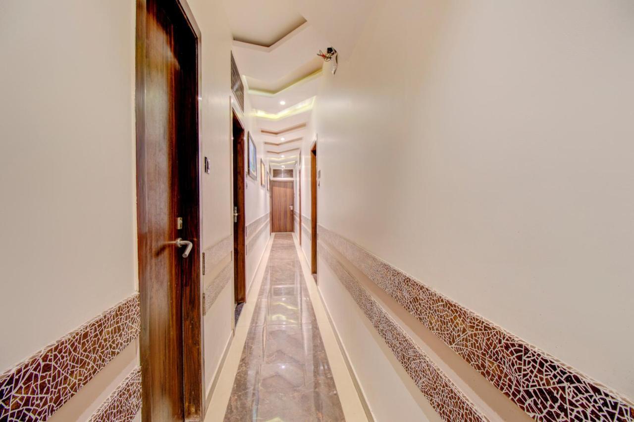 Oyo 76180 Hotel Meriton Bombaim Exterior foto